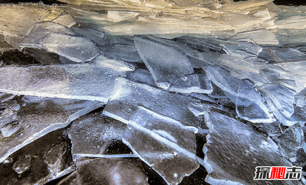 水和冰的重量一样的吗?冰为何会浮在水面上