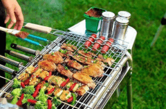 BBQ是什么意思：在野外烧烤(在国内也指烧味类的食物)