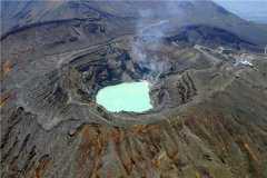 世界上最大的火山口 日本阿苏山火山口（