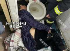 男子洗澡滑倒 头部被卡在马桶（尴尬场面