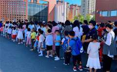 最难入学年 多地发布小学学位预警 义务